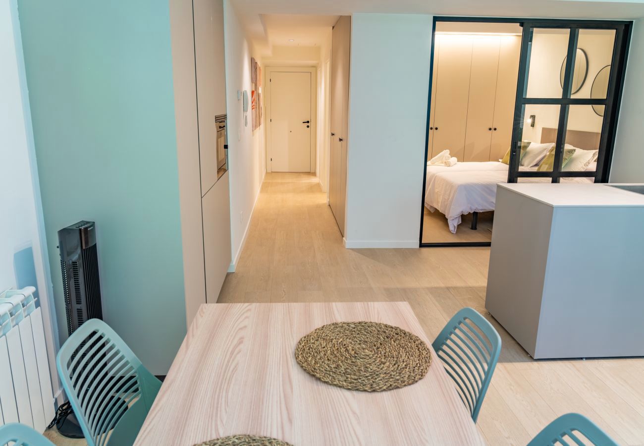 Pasillo con pared de color junto al comedor y vista al dormitorio