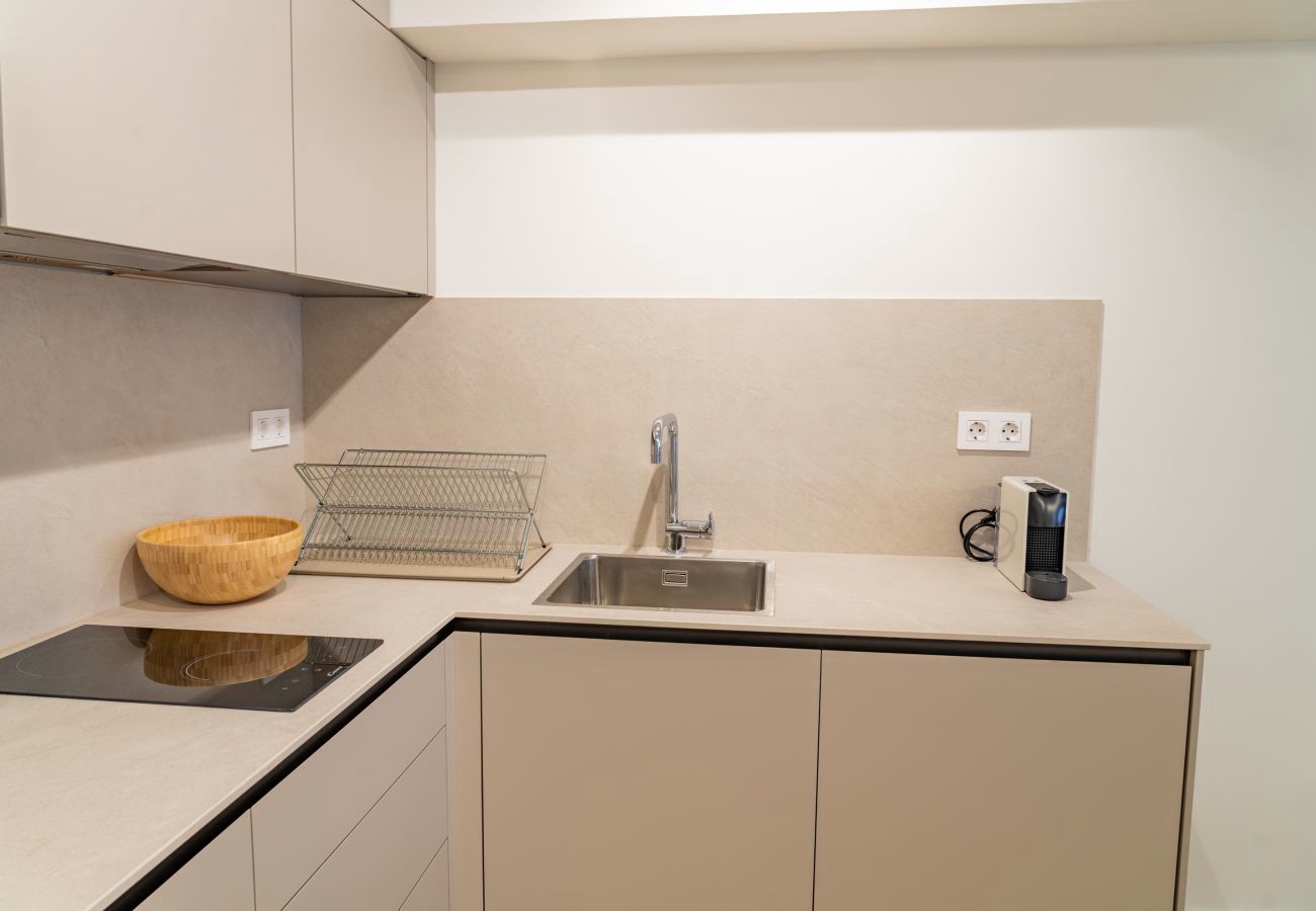 Cocina en L con escurreplatos y cafetera, apartamento Urban 2 habitaciones