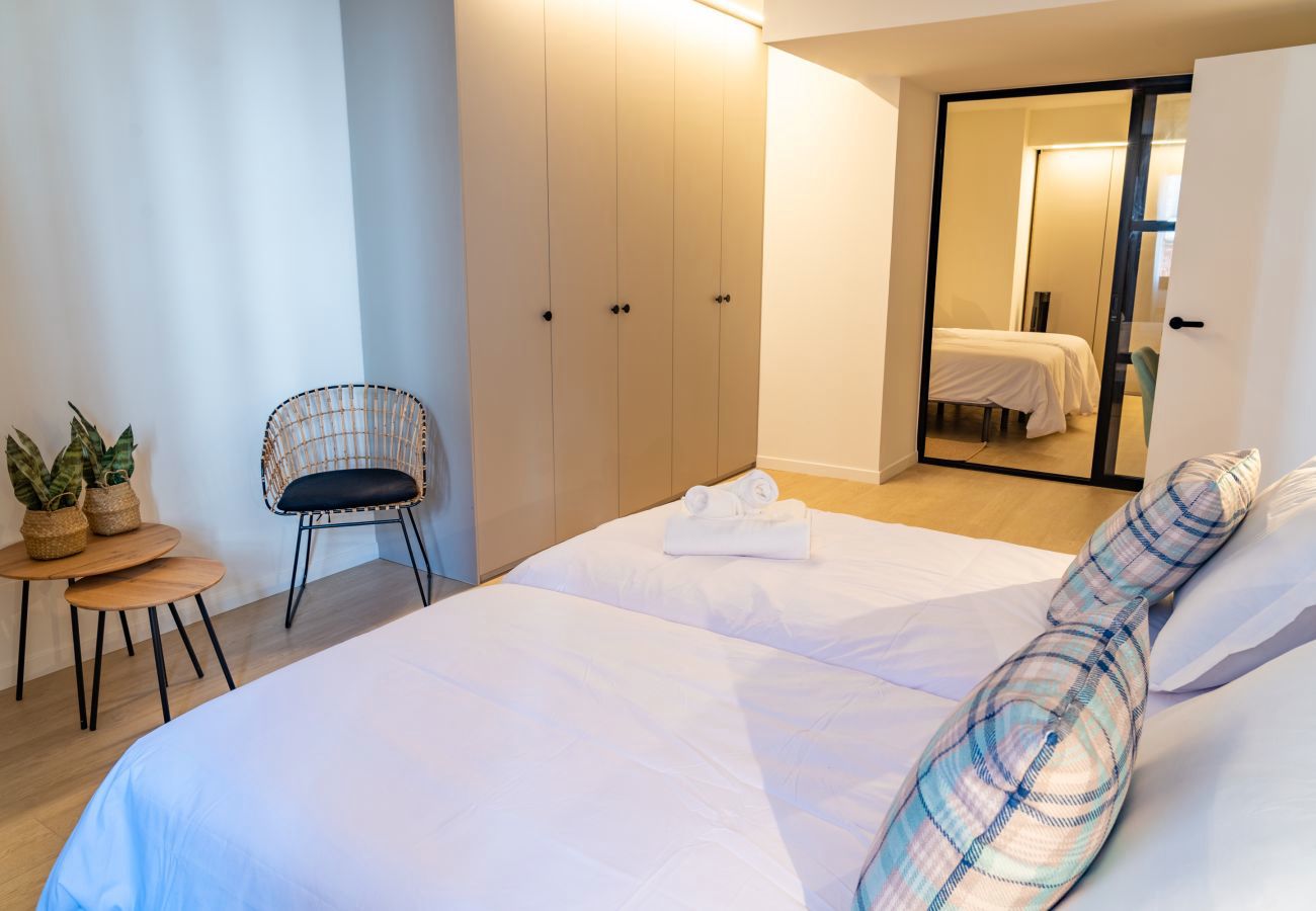Baño con ducha de obra y grifería negra, apartamento Urban 2 habitaciones
