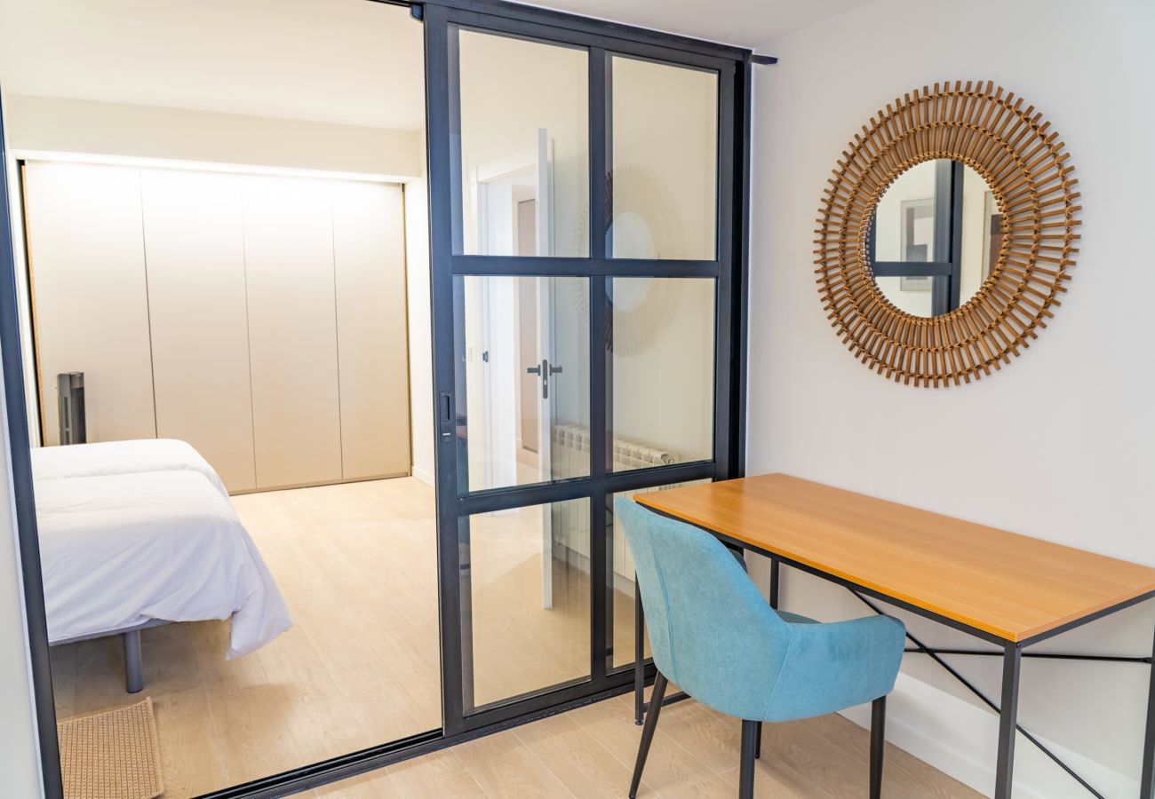 Rincón de escritorio junto al armario de cristal, apartamento Urban 2 habitaciones