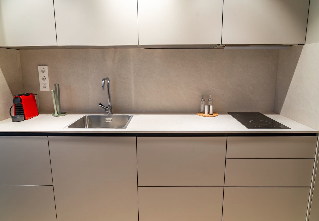 Encimera de cocina con fregadero y cafetera roja, apartamento Urban Estudio