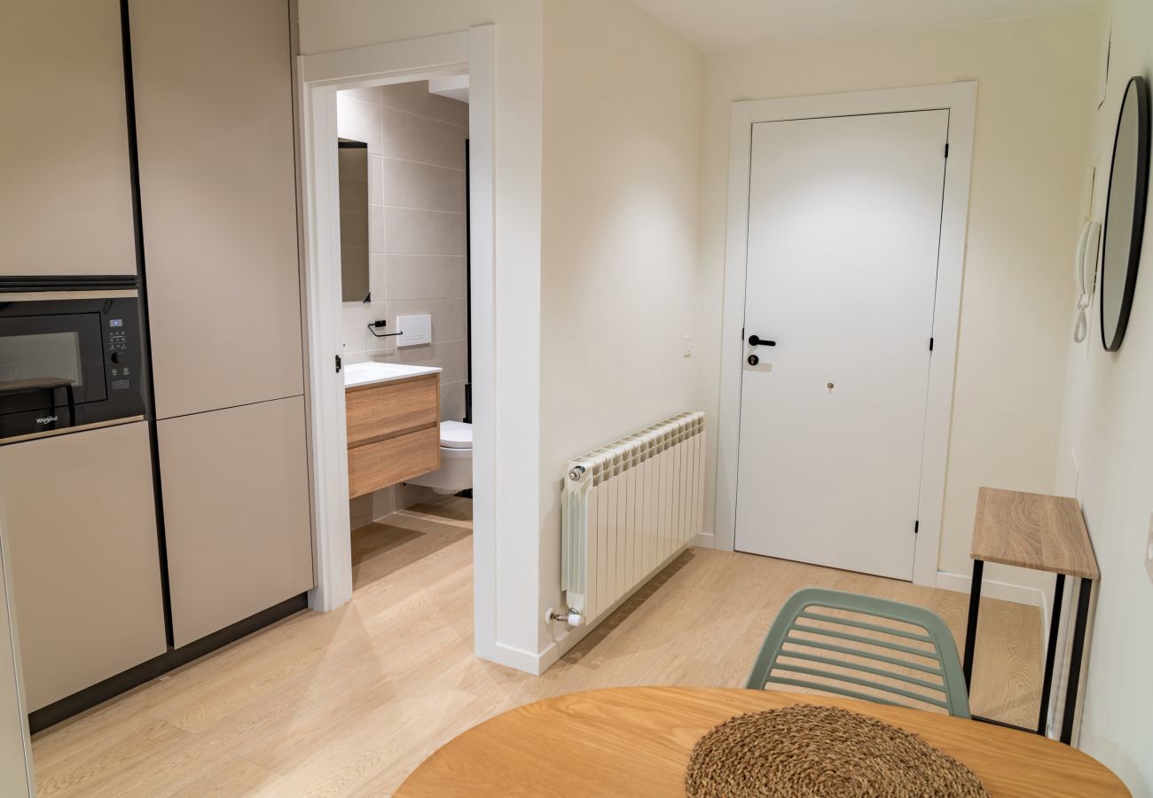 Puerta de entrada junto a la columna de armarios y vista al baño, Urban Estudio