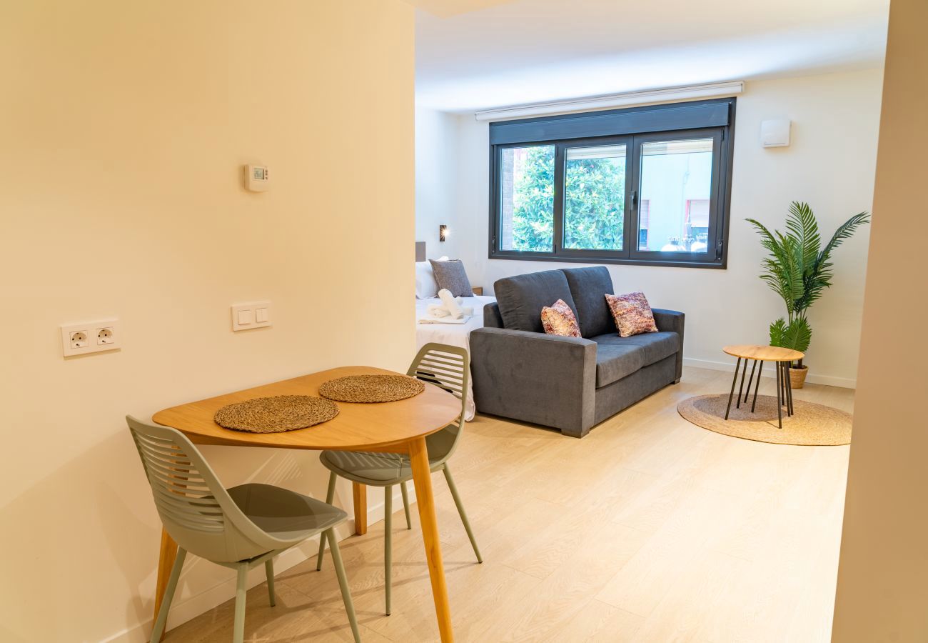 Dormitorio con dos camas juntas y cuadros sobre el cabecero, apartamento Urban Estudio