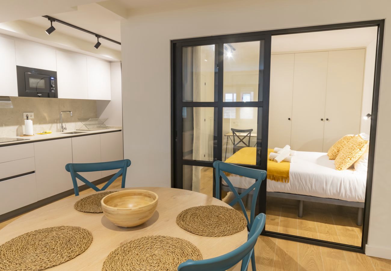 Cocina y comedor abiertos con vista al dormitorio, apartamento Superior