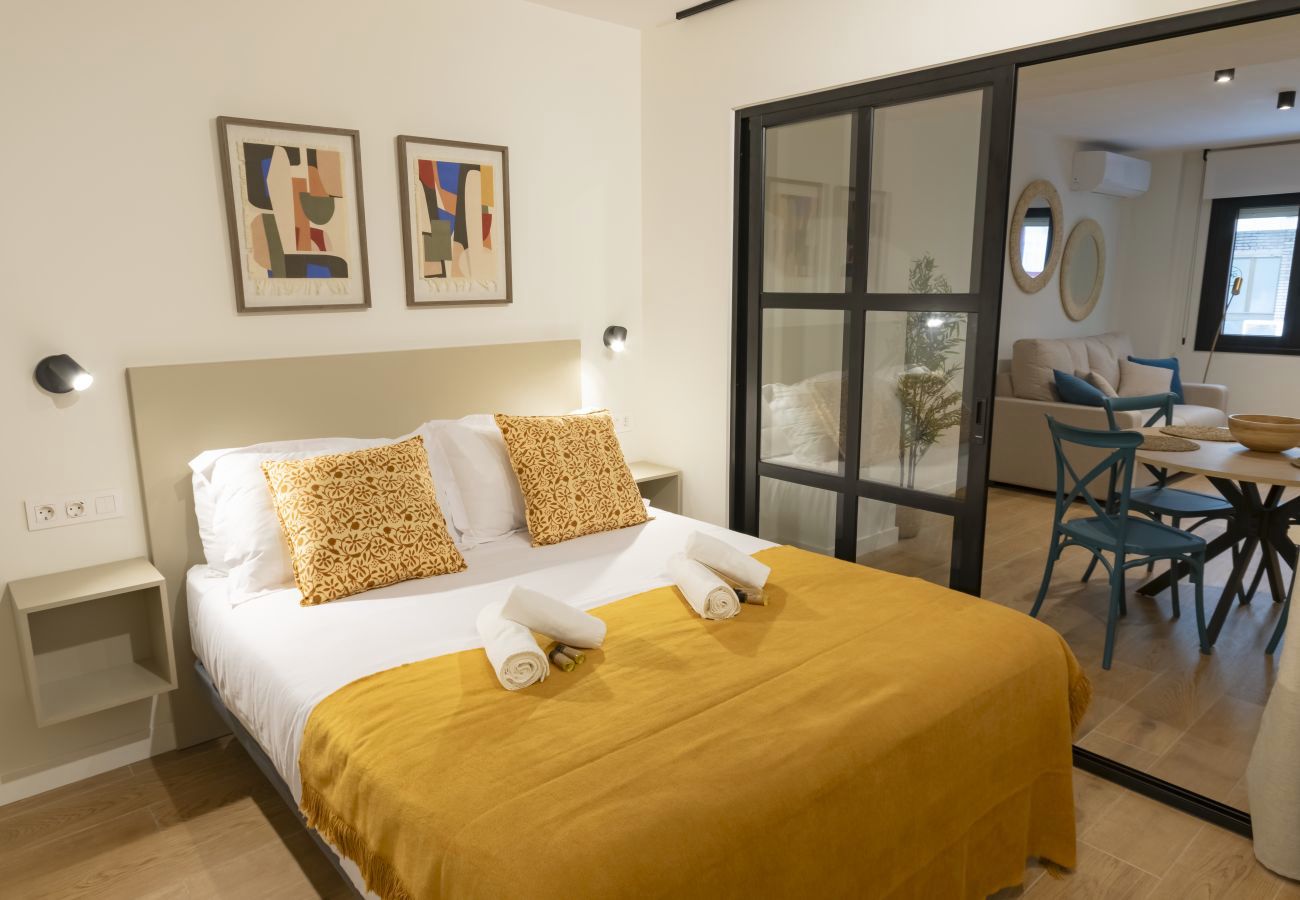 Cocina con muebles blancos y microondas integrado, apartamento Superior