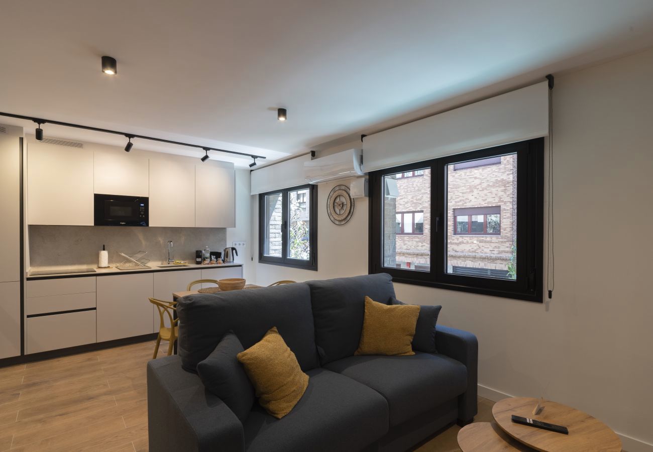 Encimera de cocina con utensilios y frigorífico americano, apartamento Superior