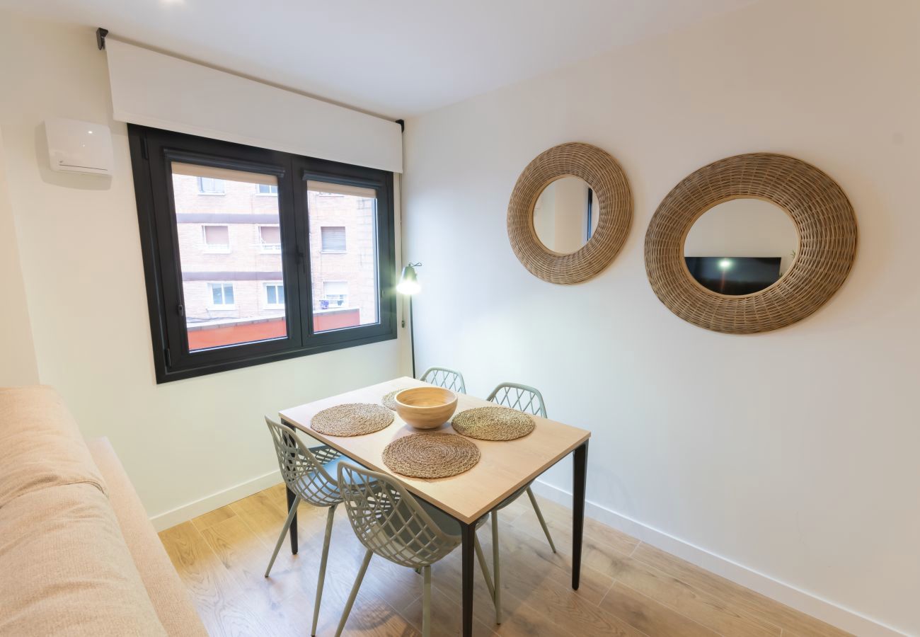 Mesa de comedor con espejos de fibra natural junto a la ventana, Urban Plus