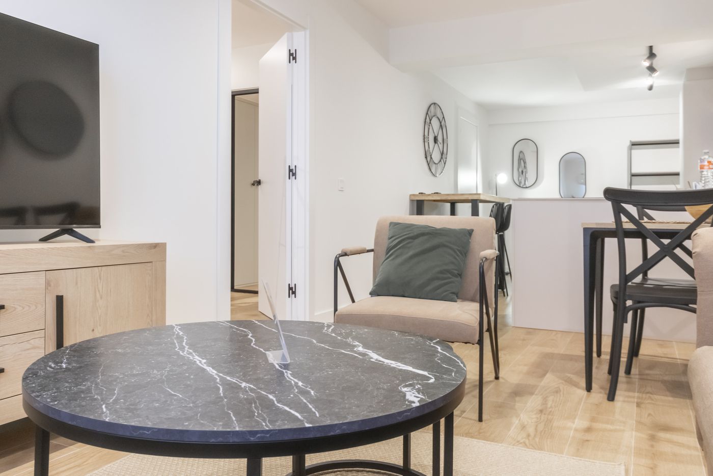 Salón con mesa de centro de mármol y acceso al pasillo, apartamento Urban Superior