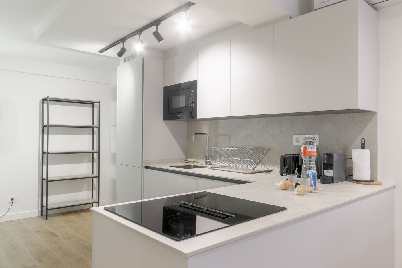 Encimera de cocina con vitrocerámica, microondas y menaje, apartamento Urban Superior