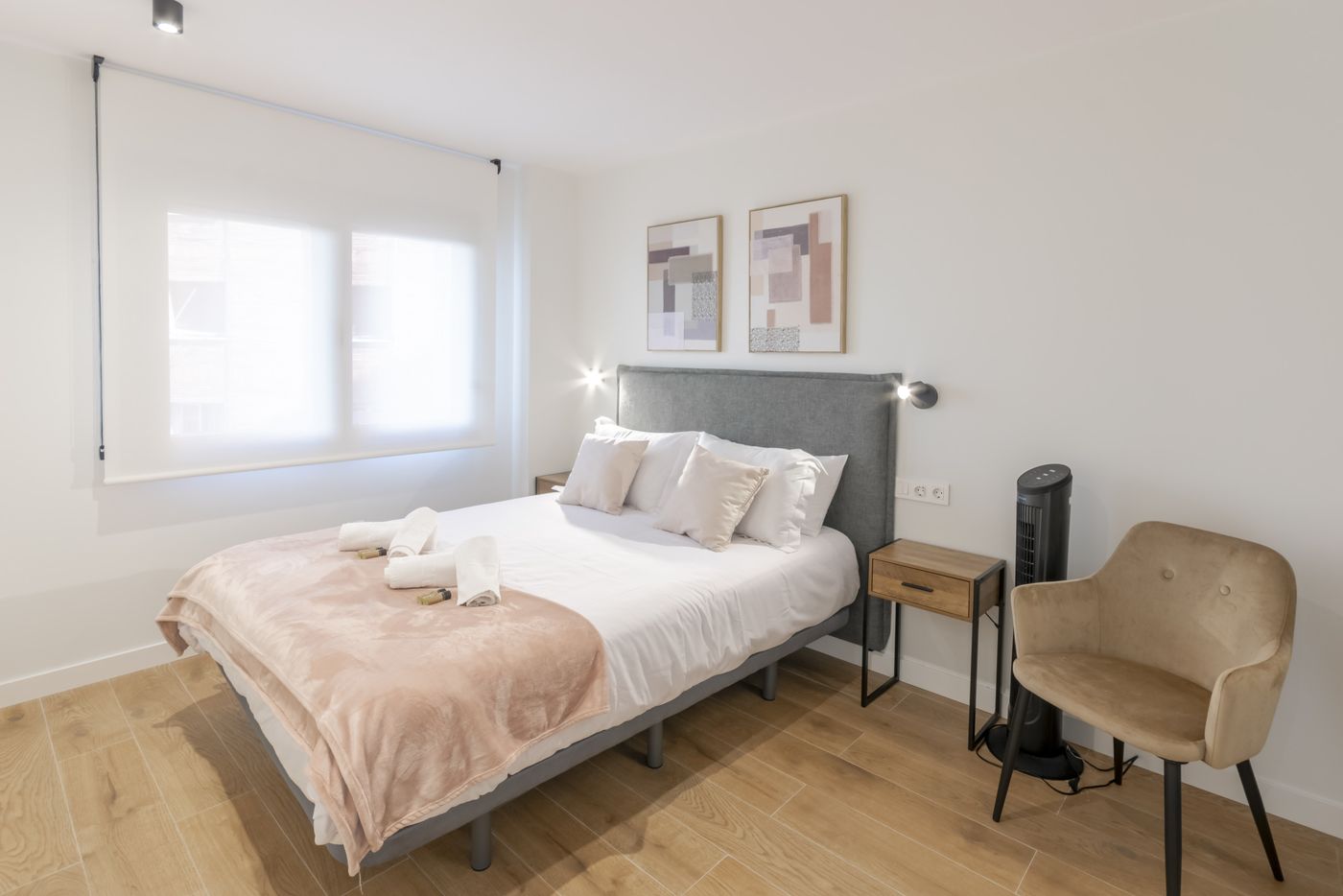 Dormitorio con cama de matrimonio, sillón y calefactor, apartamento Urban Superior